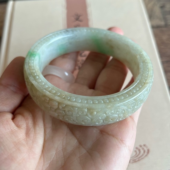 💚💯Authentic traditional carved green/yellow/white Jade bangle translucent - Picture 3 of 9